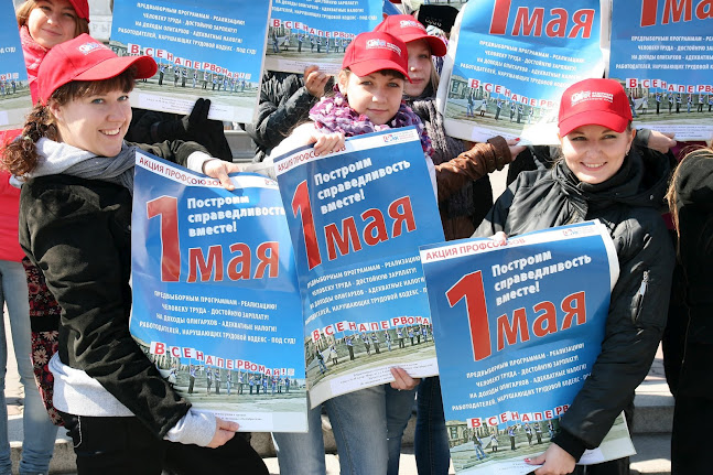 Участники профсоюзной акции молодежи перекрыли центральную улицу Красноярска