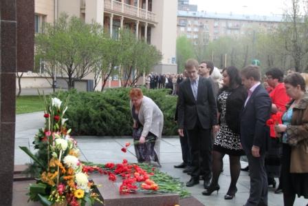 Члены Молодежного совета ФНПР приняли участие в возложении цветов в честь Дня Победы